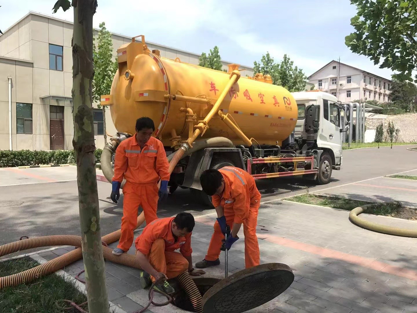 横栏镇管道疏通车停在窨井附近